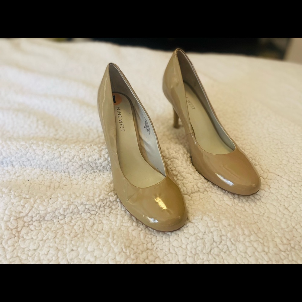 NINE WEST taupe patent pumps: barely worn